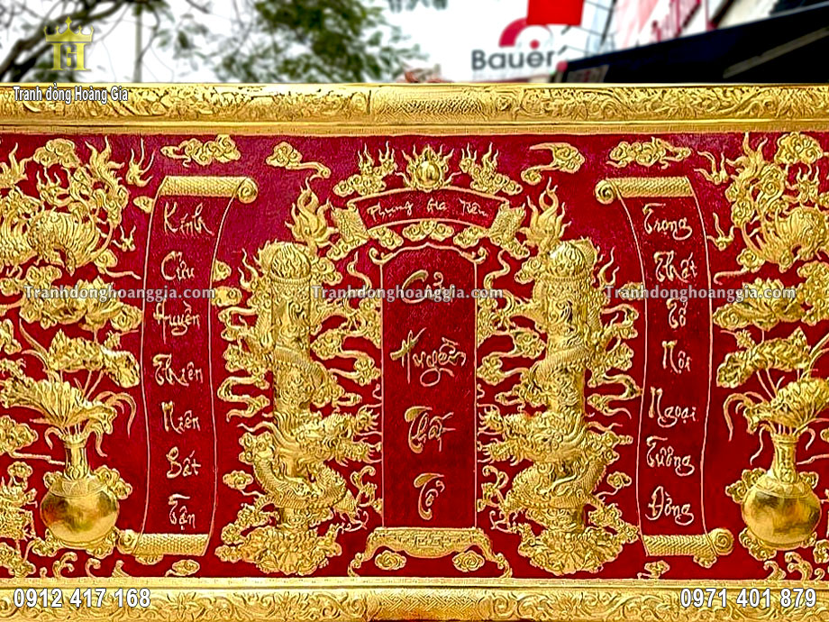 Tấm cửu huyền thất tổ mạ vàng được bày trí tại không gian phòng thờ