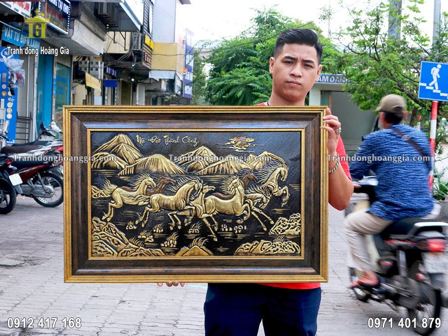 Bức tranh bát mã được nghệ nhân chế tác thủ công truyền thống