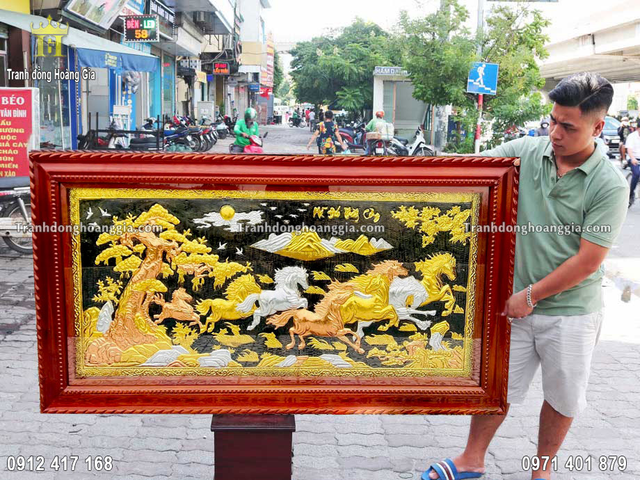 Bề mặt tranh được mạ vàng bạc mang đến sự sang trọng nhất