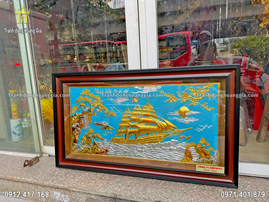 Từng họa tiết trên bức tranh đồng được chế tác vô cùng tinh xảo