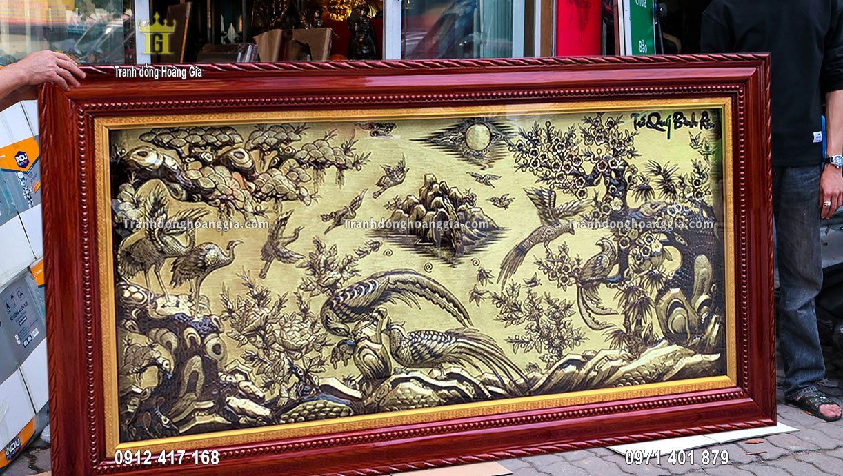 Bề mặt tranh được làm màu giả cổ mang lại sự cổ kính sang trọng