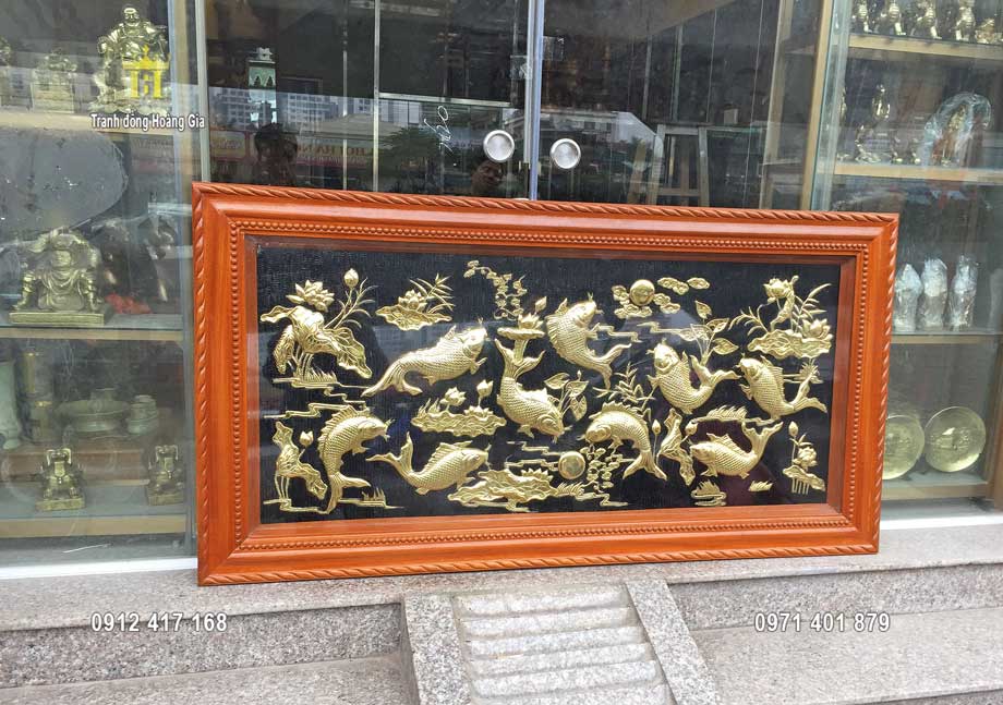 Bức tranh cá chép hoa sen được chế tác thủ công truyền thống