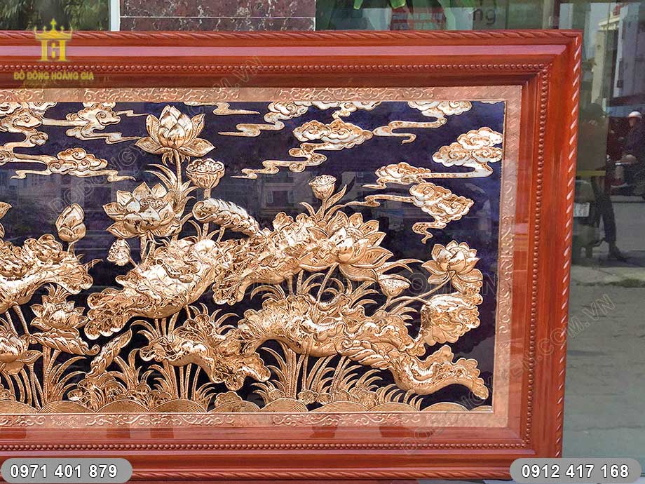 Treo tranh đồng Hoa sen mang ý nghĩa biểu tượng cho vẻ đẹp