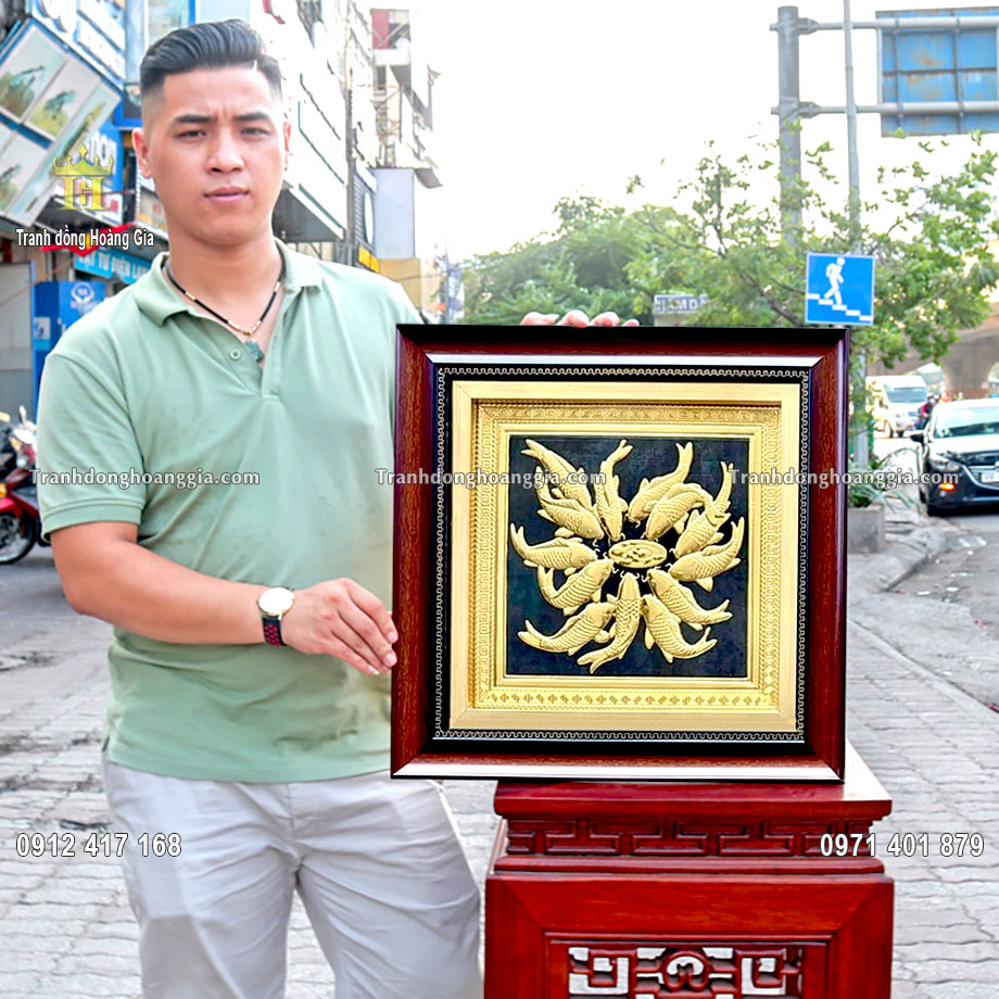 Tranh cá chép bằng đồng là dòng sản phẩm cao cấp tại Hoàng Gia