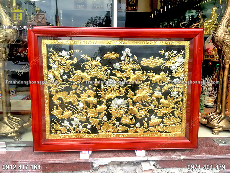 Bức tranh cá chép hoa sen dát vàng 24k là dòng tranh đồng cao cấp