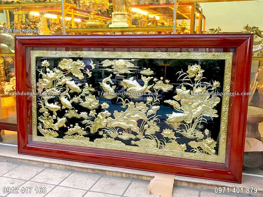 Bức tranh cửu ngư quần hội bằng đồng vàng được chế tác thủ công tinh xảo