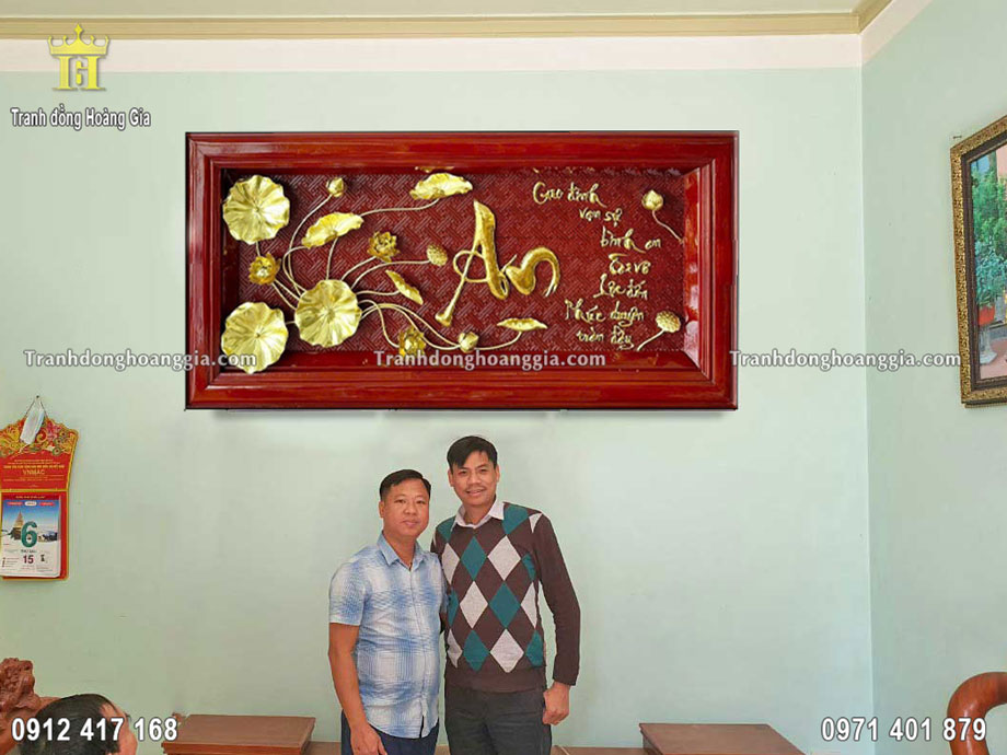 Tranh chữ an hoa sen mang đến điểm nhấn cho không gian sống sang trọng