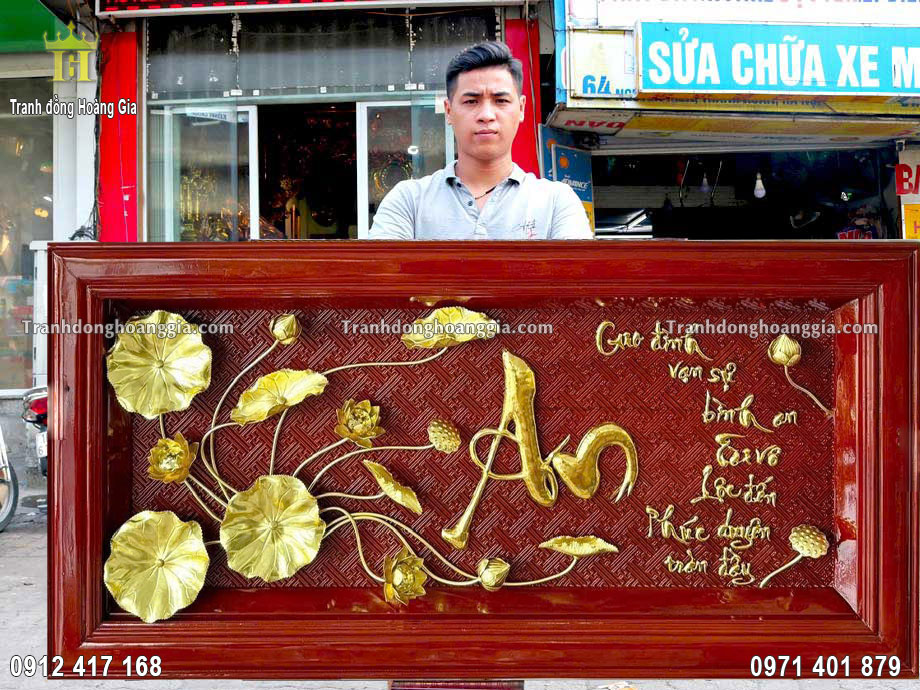 Từng đường nét trên bề mặt tranh được chế tác tỉ mỉ và tinh xảo nhất