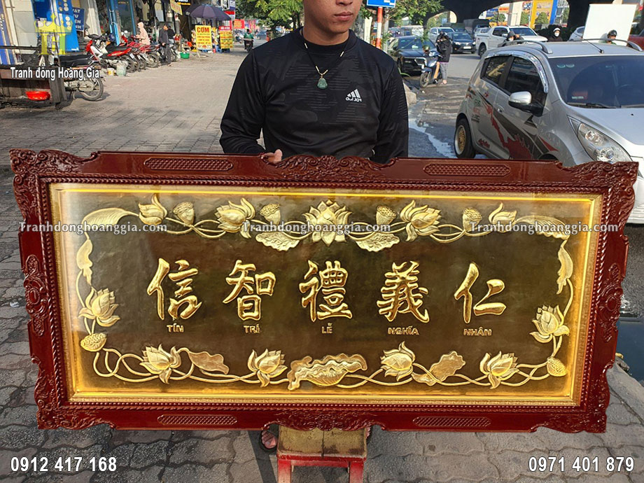 Bức tranh được chế tác hoàn toàn thủ công truyền thống