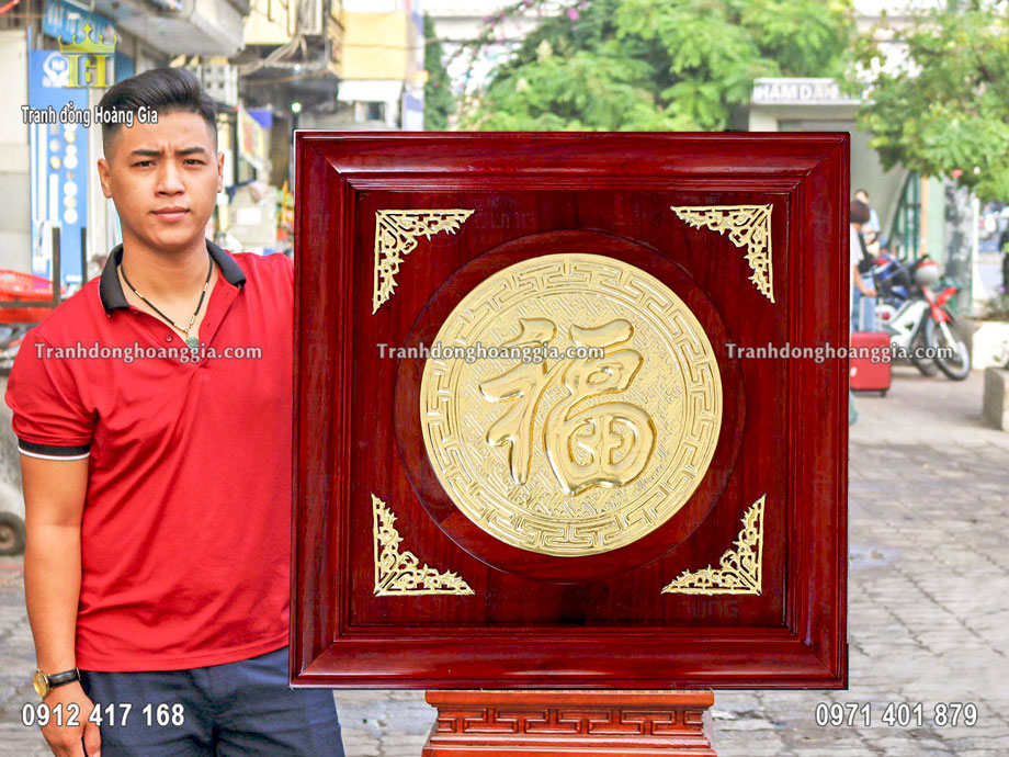 Bức tranh chữ phúc bằng đồng vàng được nghệ nhân chế tác thủ công truyền thống