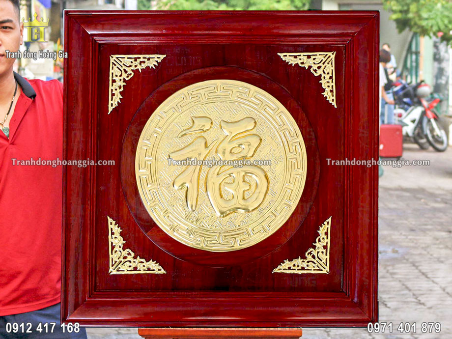 Từng đường nét trên bức tranh chữ phúc thư pháp được chế tác tinh xảo