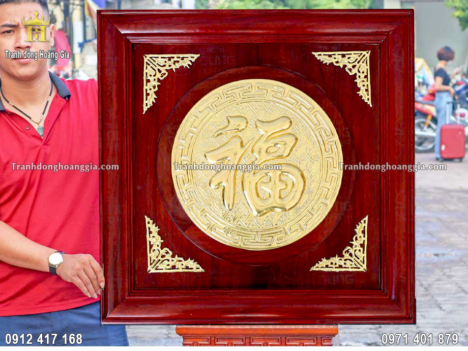 Nguyên liệu chế tác tranh chữ phúc là đồng tấm có độ bền cao