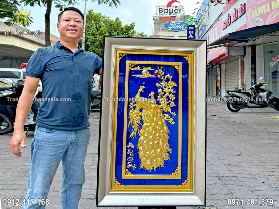Tranh chim công hoa mai mạ vàng là dòng sản phẩm tranh đồng cao cấp