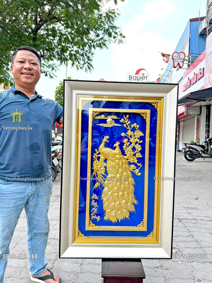 Bức tranh công mai mạ vàng 24K được nghệ nhân chế tác vô cùng tinh xảo