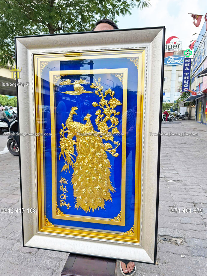 Tranh chim công hoa mai mạ vàng thích hợp với phòng khách hay phòng ngủ