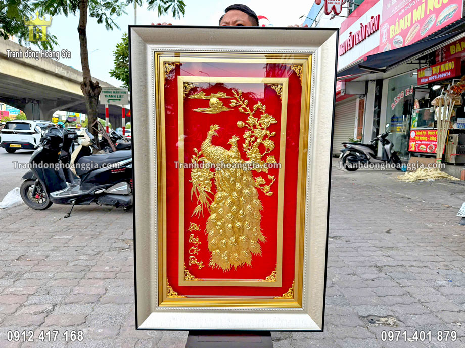 Bức tranh công mai mạ vàng 24K được chế tác hoàn toàn thủ công truyền thống