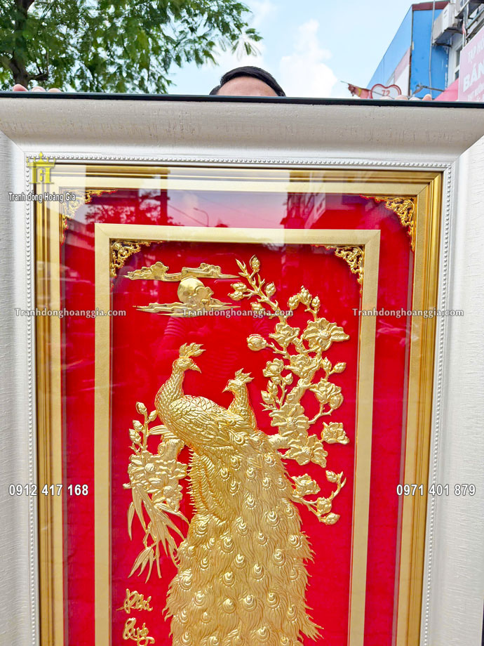 Bề mặt tranh công mai được mạ vàng 24K mang đến sự sang trọng