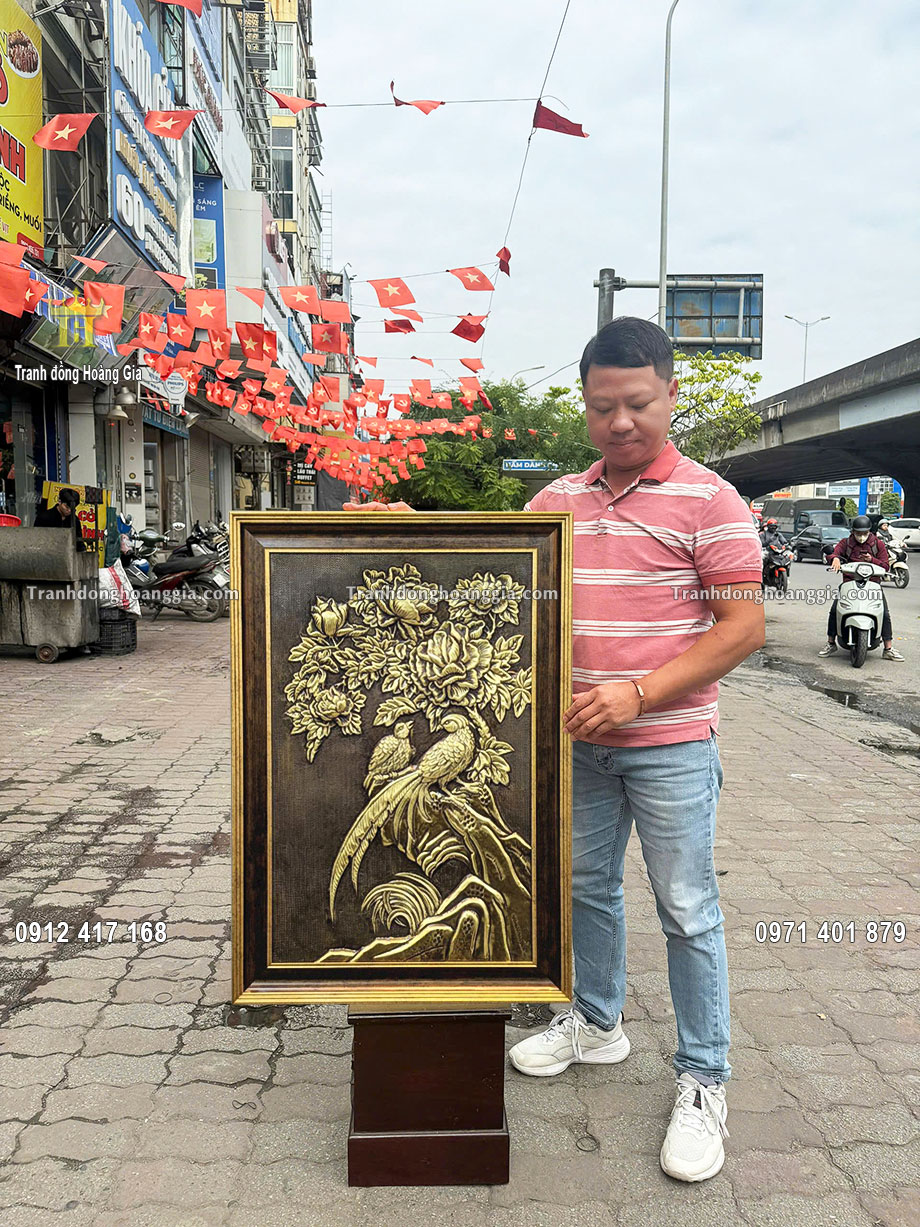 Treo tranh chim công hoa mẫu đơn tại không gian sống phòng khách sang trọng