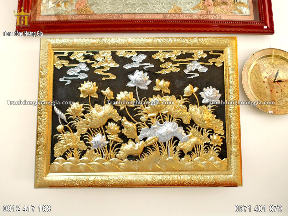 Bức tranh hoa sen bằng đồng dát vàng 24k mang đến không gian phòng khách sang trọng