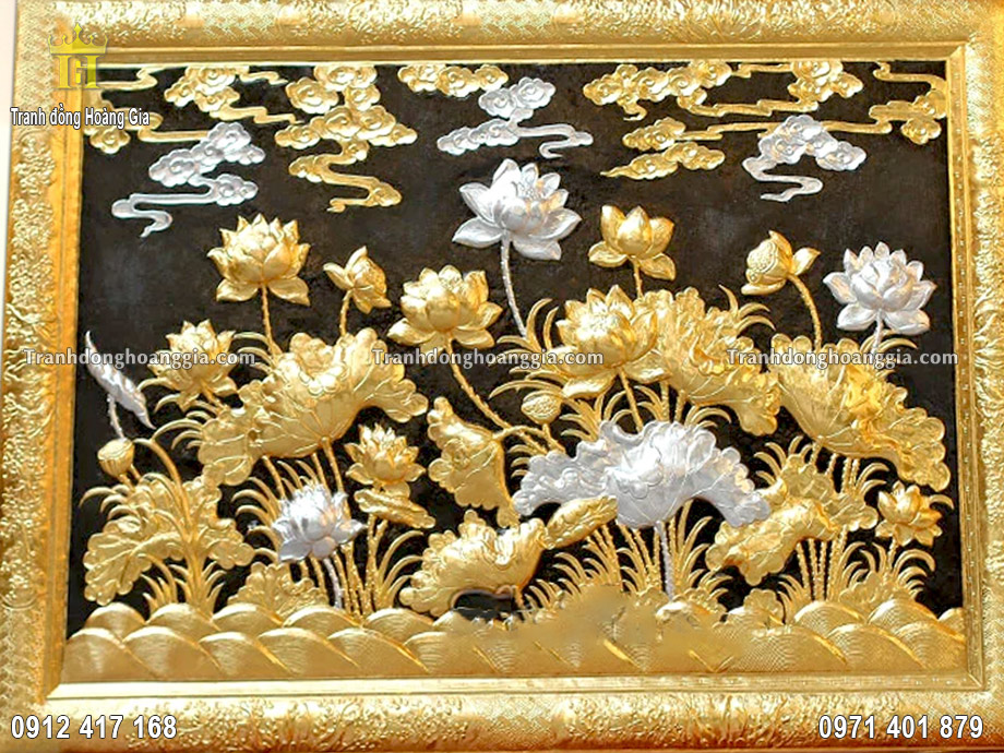 Bề mặt bức tranh hoa sen được dát vàng, bạc màu sắc sang trọng