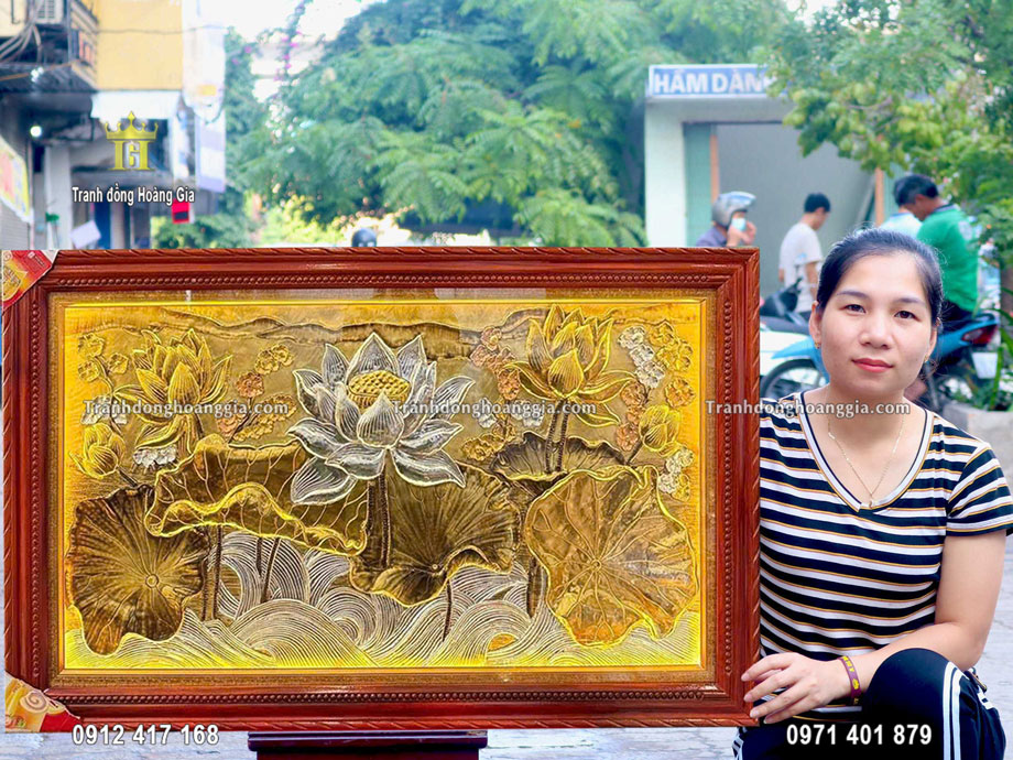 Tranh hoa sen bằng đồng được yêu thích khi treo tại phòng thờ