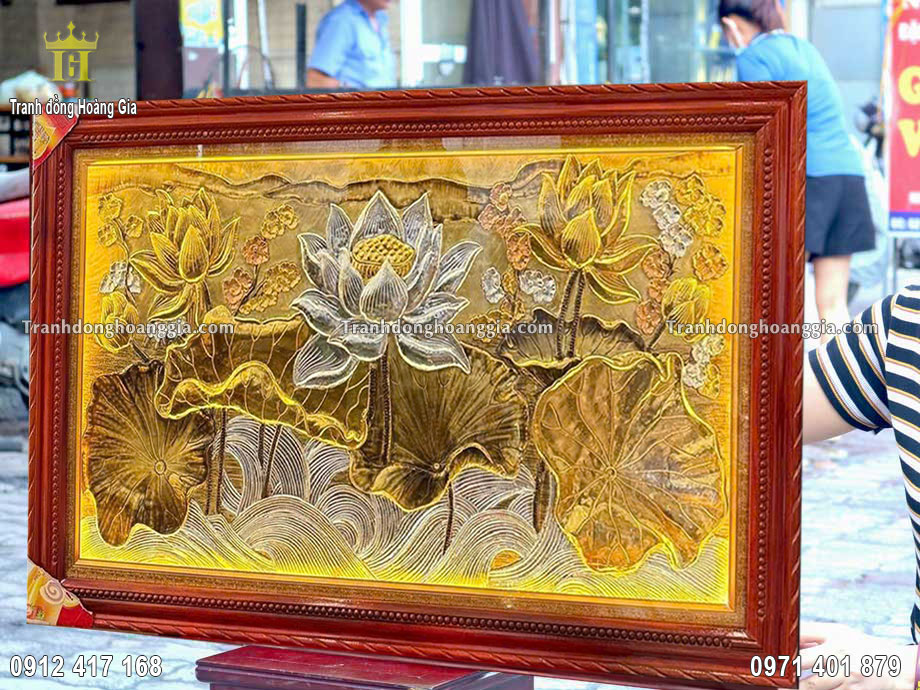 Treo tranh hoa sen mang lại sự bình an cho gia chủ