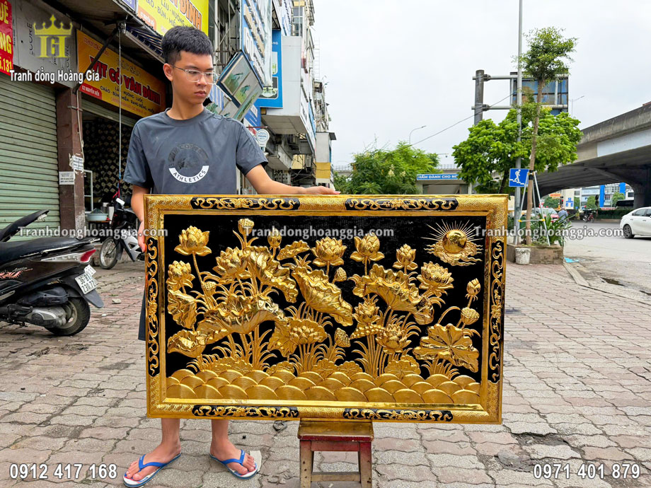 Tranh hoa sen mạ vàng là dòng tranh đồng cao cấp tại Hoàng Gia