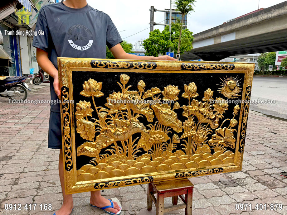 Bề mặt tranh đồng được mạ vàng 24K và phủ bóng 2k cao cấp