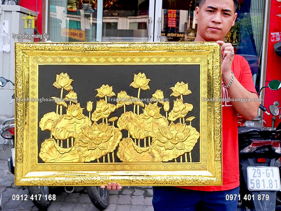 Tranh hoa sen bằng đồng mạ vàng 24K được nghệ nhân chế tác tinh xảo
