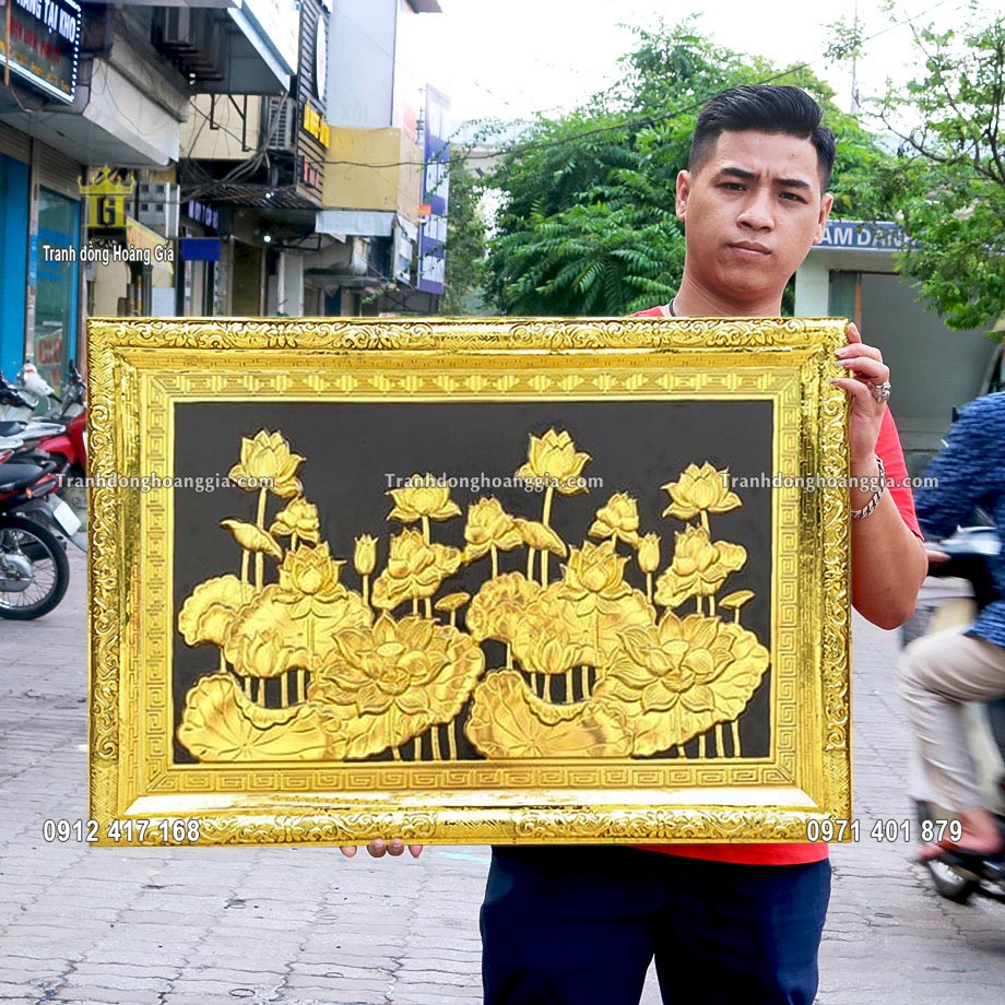 Bức tranh hoa sen bằng đồng mạ vàng 24K gò hoàn toàn thủ công truyền thống