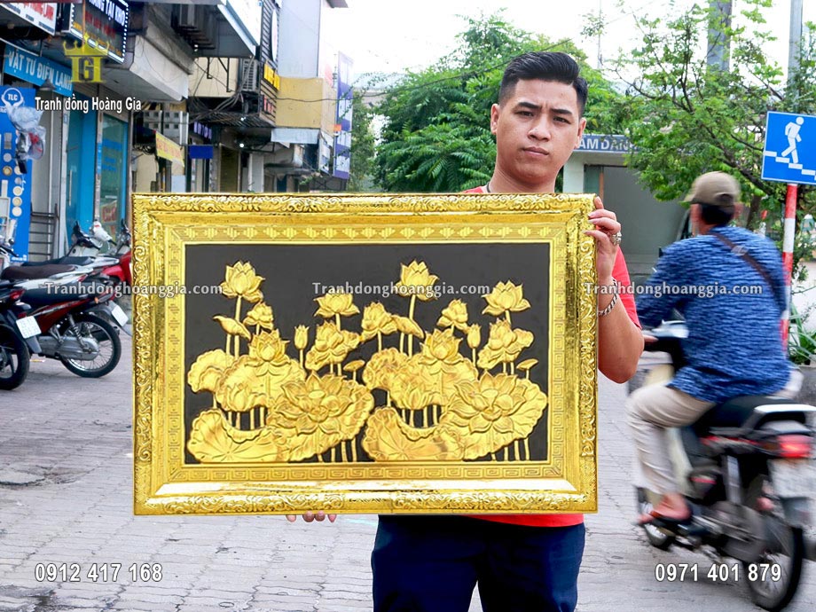 Nguyên liệu chế tác bức tranh là đồng tấm nhập khẩu, bề mặt mạ vàng 24K