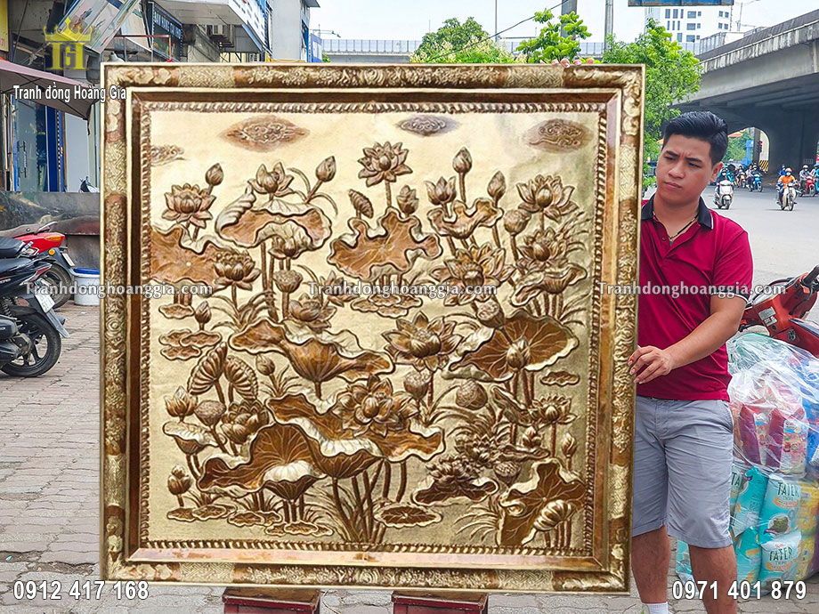 Tranh hoa sen bằng đồng được chế tác hoàn toàn theo phương pháp thủ công tinh xảo