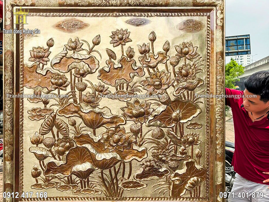 Tranh hoa sen thích hợp bày trí tại không gian phòng khách sang trọng