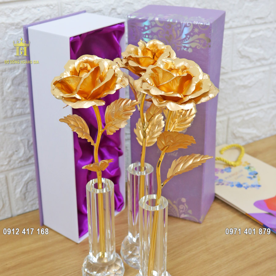 Sản phẩm hoa hồng được chế tác cùng lọ hoa và hộp quà tiện lợi