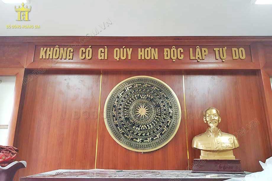 Lắp đặt mặt trống đồng ăn món 1m07 và tượng Bác Hồ tại văn phòng hội nghị nông dân Việt Nam 