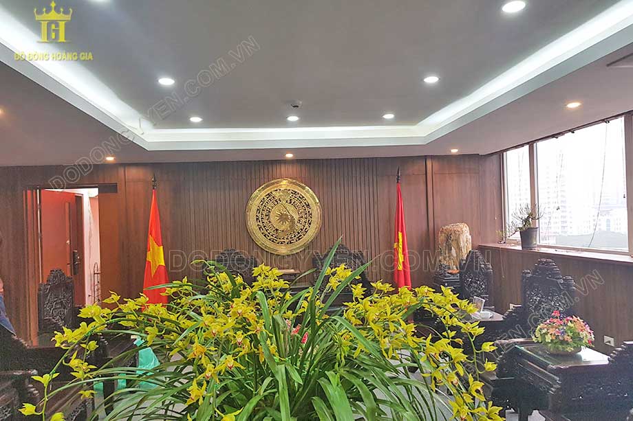 Mặt trống đồng vàng 1m27 hình bản đồ Việt Nam treo tại phòng đại hội  