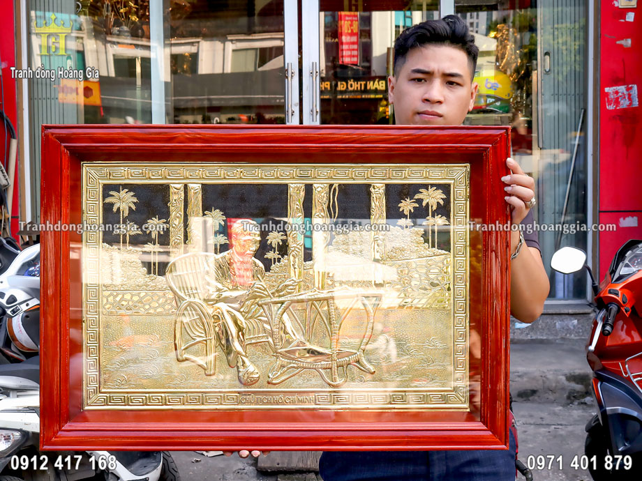 Bức tranh Bác Hồ được nghệ nhân chế tác hoàn toàn từ nguyên liệu đồng vàng