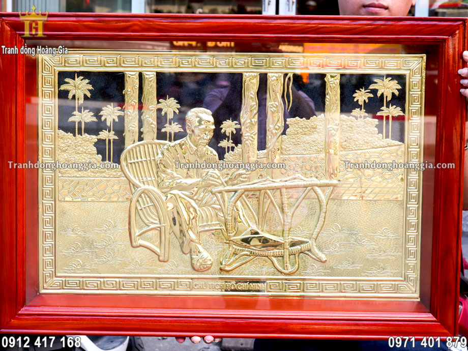 Treo tranh Bác Hồ bằng đồng mang đến sự sang trọng, trang nghiêm cho không gian