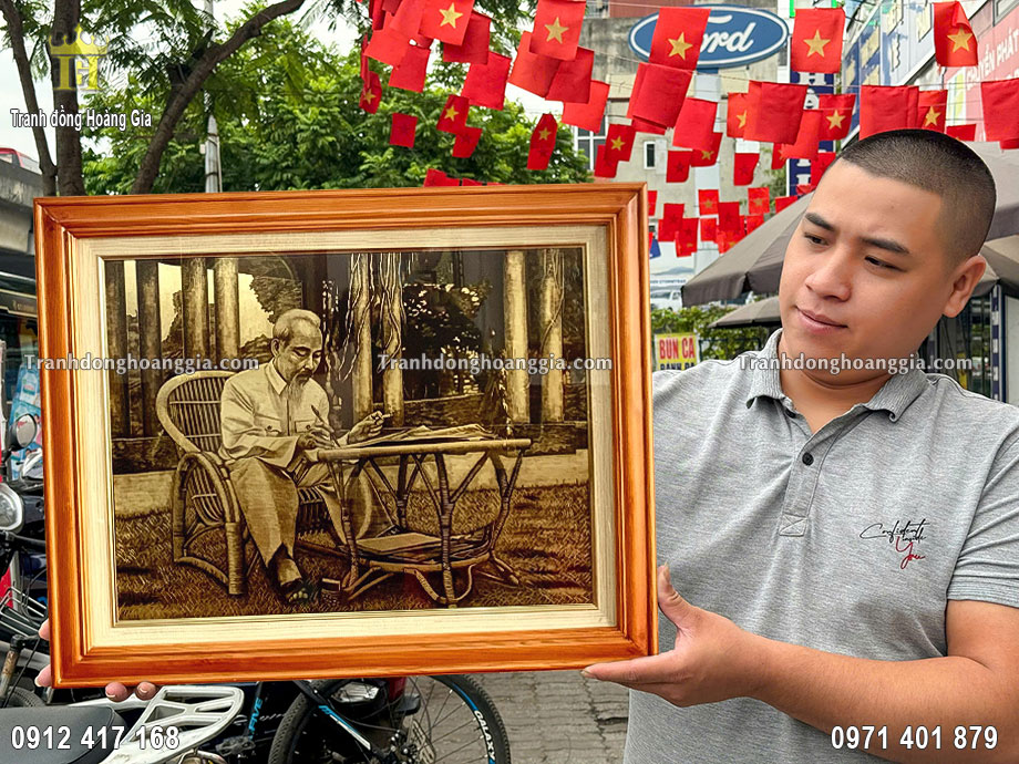 Tranh Bác Hồ bằng đồng cạo xước giả cổ được chế tác theo yêu cầu