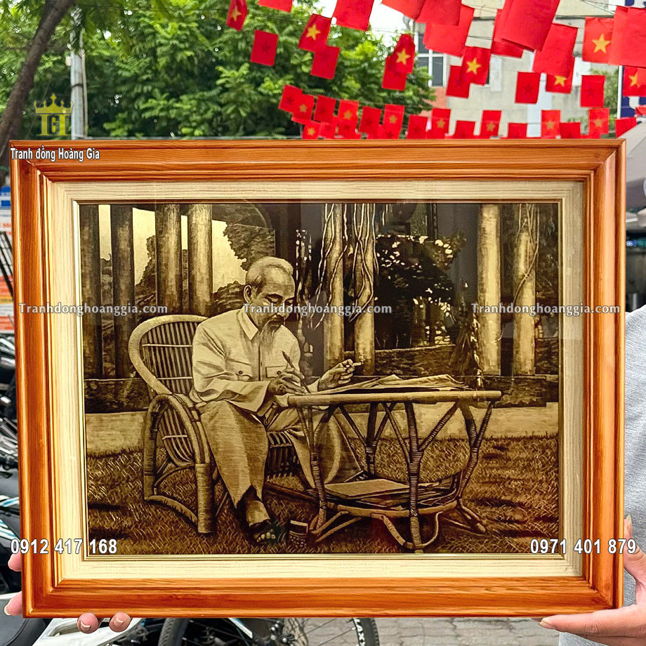 Tranh Bác Hồ bằng đồng được lựa chọn để bày trí phòng làm việc, phòng khách
