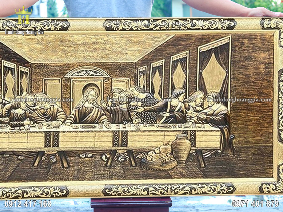 Bức tranh công giáo được khách hàng đặt chế tác treo phòng khách sang trọng