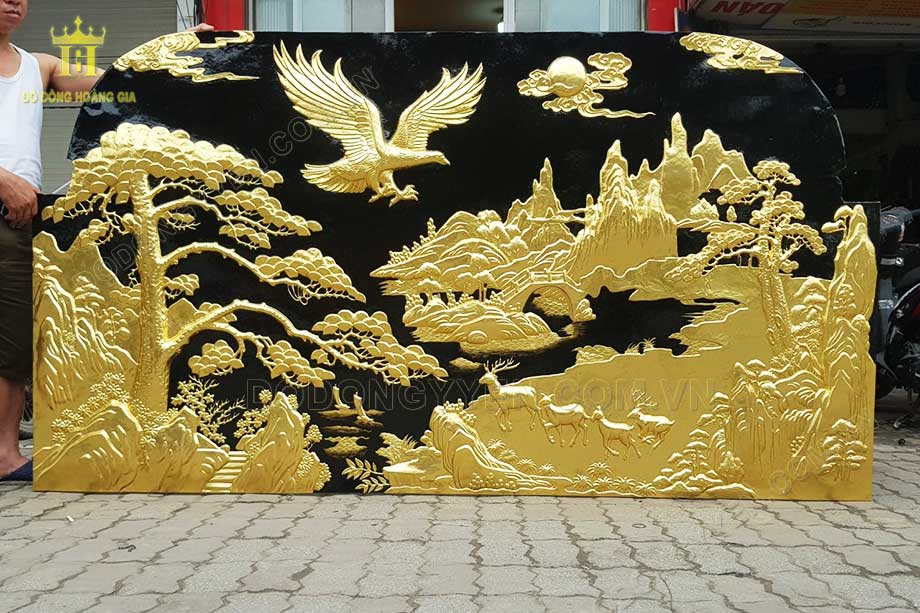 Bức tranh Đại bàng tung cánh mạ vàng đẳng cấp trưng bày tại phòng khách 