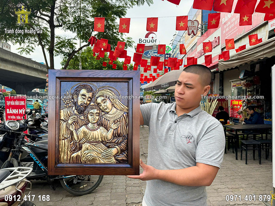 Tranh gia đình Thánh Gia bằng đồng làm màu giả cổ được chế tác thủ công
