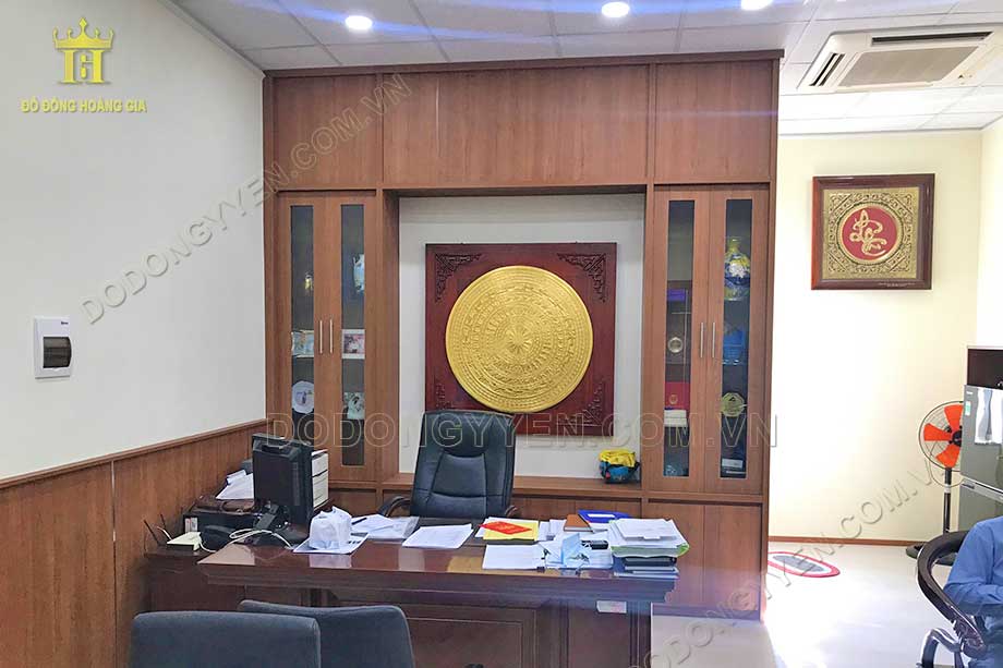 Bức tranh Mặt trống đồng dát vàng làm theo kích thước phòng làm việc của khách hàng 