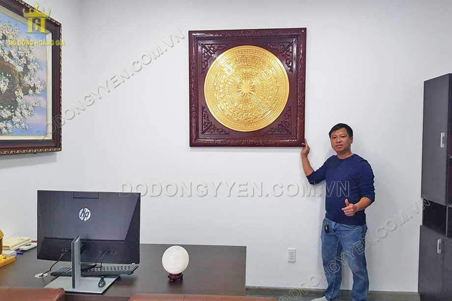 Mặt trống đồng dát vàng khung gỗ 1m08x1m08 trưng bày phòng làm việc 