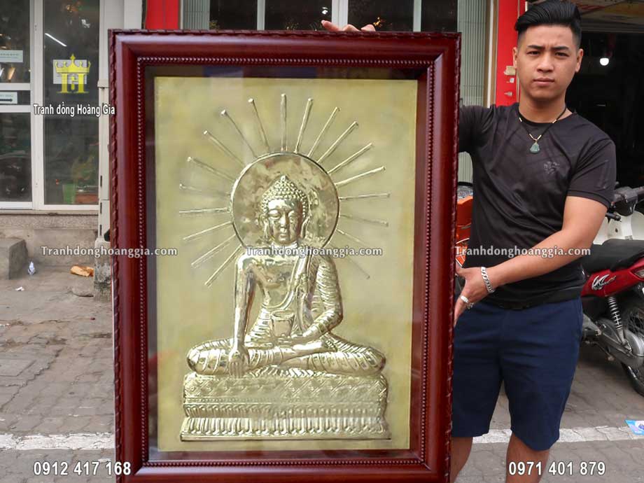 Từng đường nét trên bức tranh Phật Thích Ca Mâu Ni được nghệ nhân chế tác tỉ mỉ