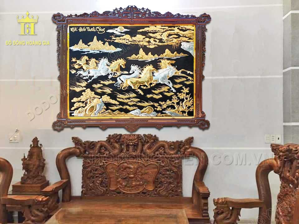 Bức tranh đồng mã đáo thành công mạ vàng bạc khung gỗ gụ treo tại phòng khách