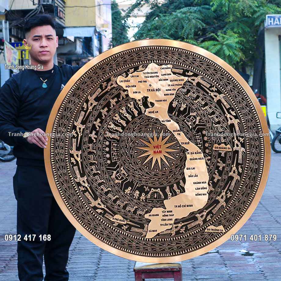 Treo tranh trống đồng hình bản đồ Việt Nam tại phòng khách sang trọng và ý nghĩa