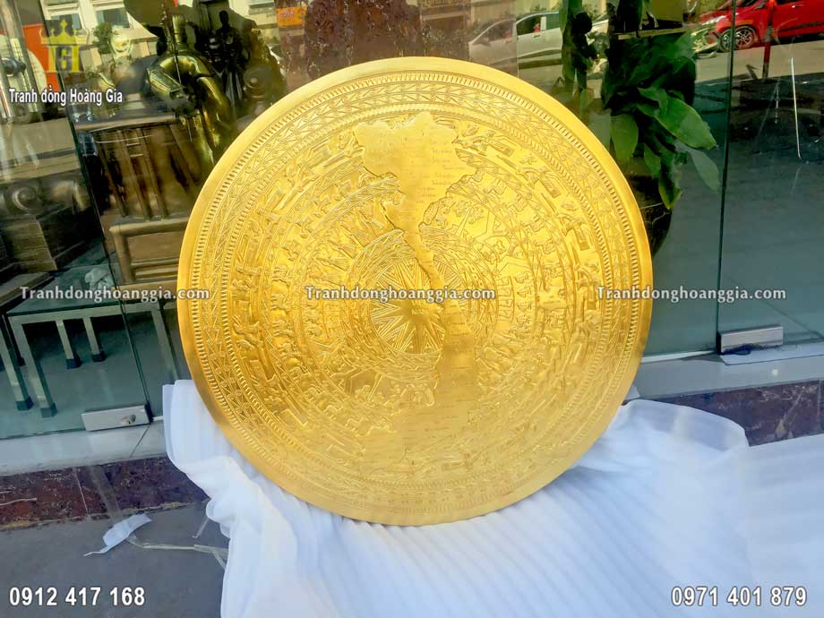 Mặt trống đồng hình bản đồ Việt Nam mạ vàng là dòng sản phẩm cao cấp tại Hoàng Gia