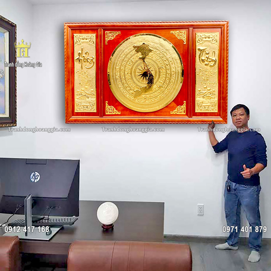 Tranh được khách hàng đặt theo yêu cầu để bày trí tại phòng làm việc